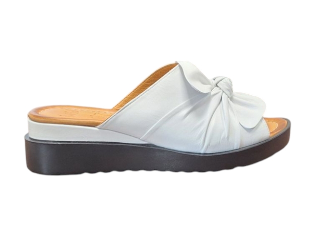 Kép Wild 3783353 Fehér női papucsok